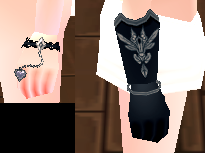 Equipped Queen of Hearts Chain Gloves viewed from the side