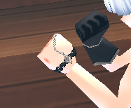Equipped Queen of Hearts Chain Gloves viewed from an angle
